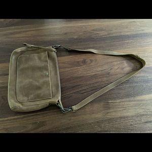 Leather bag with a lot if pockets. Very good condition.